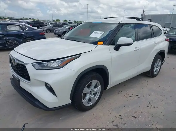 5TDZZRAH9LS503677 2020 TOYOTA HIGHLANDER - Image 2
