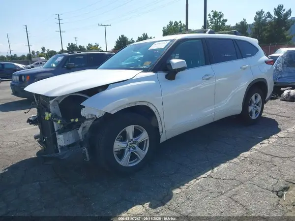 5TDZZRAH9MS048475 2021 TOYOTA HIGHLANDER - Image 2