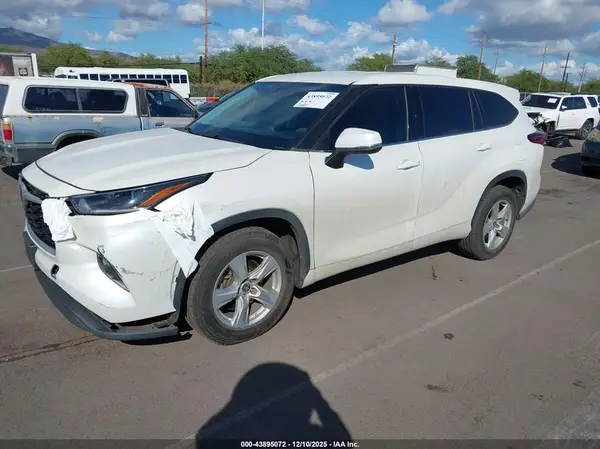5TDZZRAH9MS063672 2021 TOYOTA HIGHLANDER - Image 2