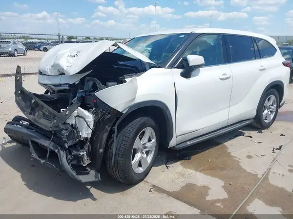 5TDZZRAH9MS522621 2021 TOYOTA HIGHLANDER - Image 2
