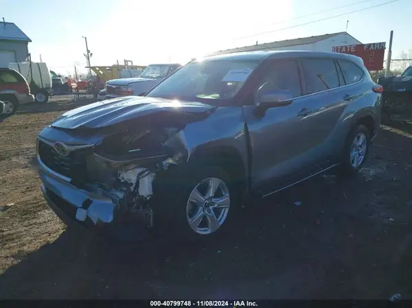 5TDZZRAH9NS137948 2022 TOYOTA HIGHLANDER - Image 2
