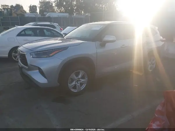 5TDZZRAH9NS542045 2022 TOYOTA HIGHLANDER - Image 2