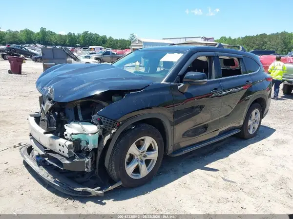 5TDZZRAHXMS526743 2021 TOYOTA HIGHLANDER - Image 2
