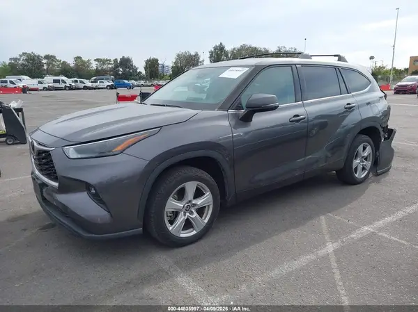 5TDZZRAHXNS098321 2022 TOYOTA HIGHLANDER - Image 2