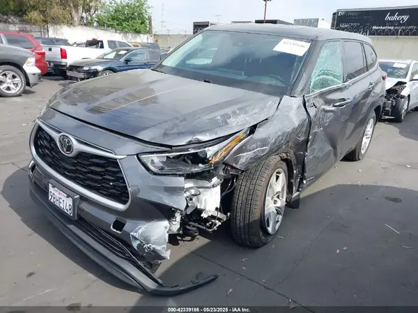 5TDZZRAHXNS116218 2022 TOYOTA HIGHLANDER - Image 2
