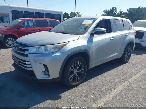 5TDZZRFH0HS229561 2017 TOYOTA HIGHLANDER - Image 2