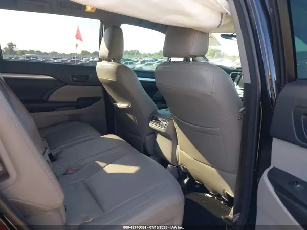 5TDZZRFH0HS231861 2017 TOYOTA HIGHLANDER - Image 8