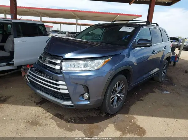 5TDZZRFH0JS285957 2018 TOYOTA HIGHLANDER - Image 2