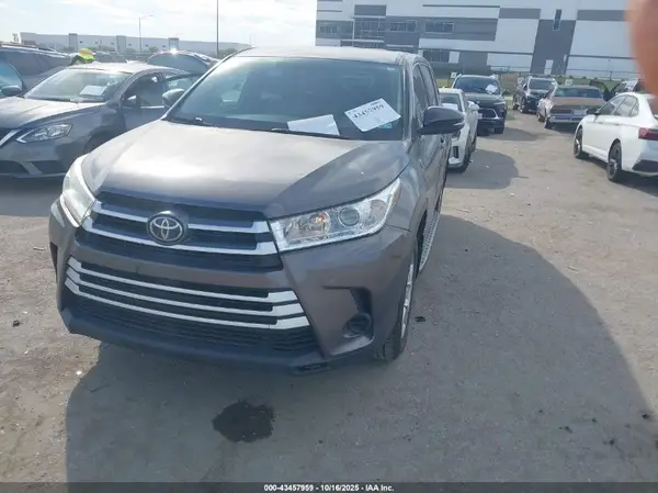 5TDZZRFH0KS290576 2019 TOYOTA HIGHLANDER - Image 2