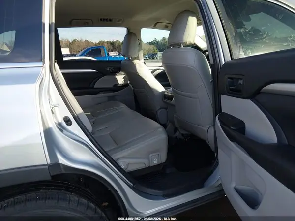 5TDZZRFH0KS307053 2019 TOYOTA HIGHLANDER - Image 8