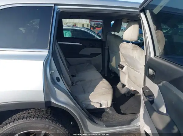 5TDZZRFH0KS321518 2019 TOYOTA HIGHLANDER - Image 8