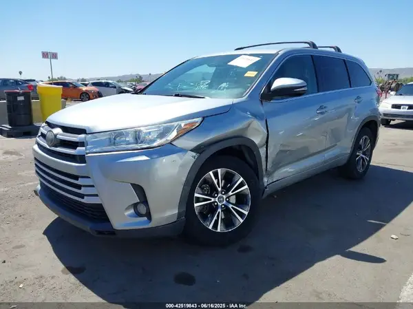 5TDZZRFH1HS224322 2017 TOYOTA HIGHLANDER - Image 2