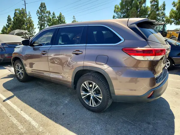 5TDZZRFH1JS244527 2018 TOYOTA HIGHLANDER - Image 2