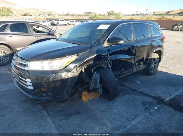 5TDZZRFH1JS265409 2018 TOYOTA HIGHLANDER - Image 2