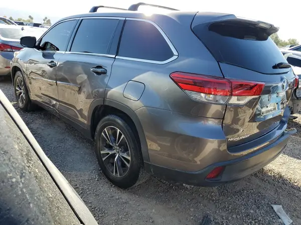5TDZZRFH1JS268908 2018 TOYOTA HIGHLANDER - Image 2