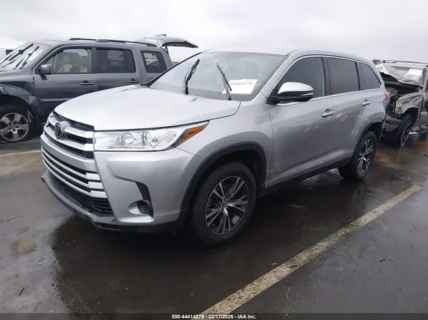 5TDZZRFH1KS360957 2019 TOYOTA HIGHLANDER - Image 2