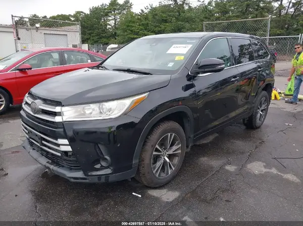 5TDZZRFH2JS246805 2018 TOYOTA HIGHLANDER - Image 2