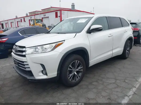 5TDZZRFH2JS262261 2018 TOYOTA HIGHLANDER - Image 2