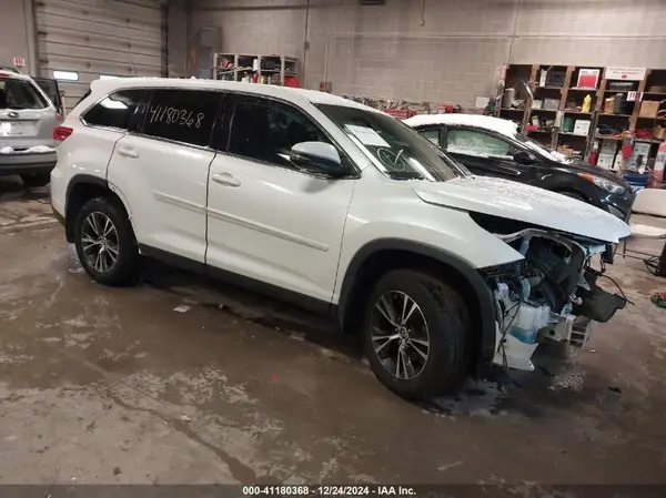 5TDZZRFH2KS369585 2019 TOYOTA HIGHLANDER - Image 1