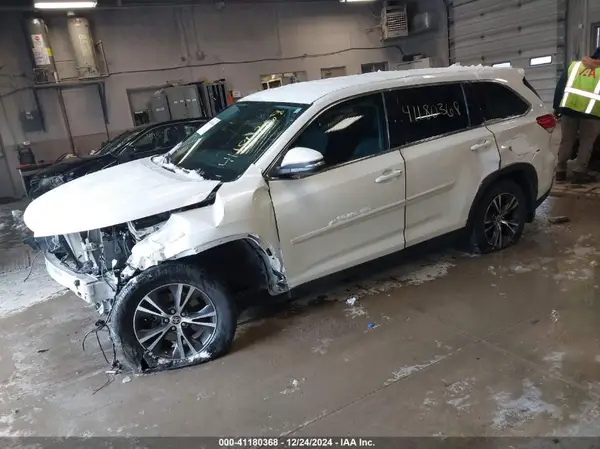 5TDZZRFH2KS369585 2019 TOYOTA HIGHLANDER - Image 2
