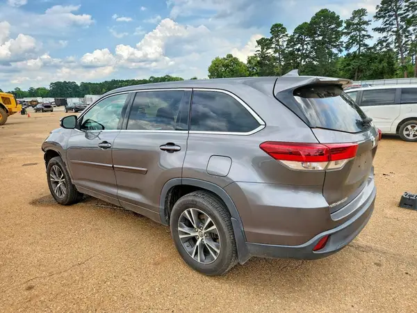 5TDZZRFH3HS194188 2017 TOYOTA HIGHLANDER - Image 2