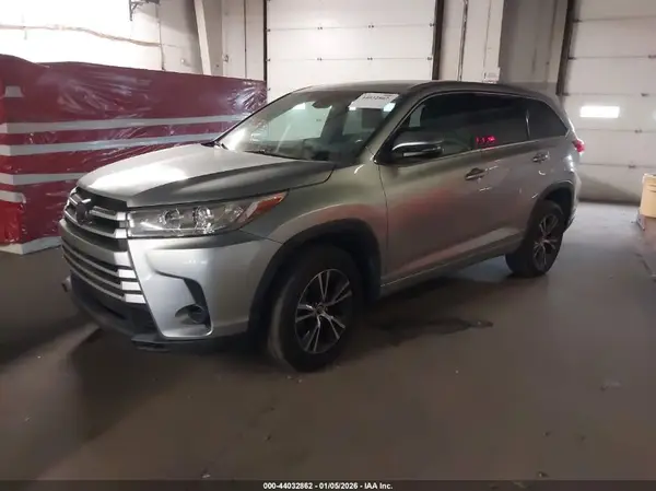 5TDZZRFH3HS219574 2017 TOYOTA HIGHLANDER - Image 2