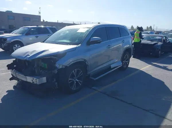 5TDZZRFH3HS234754 2017 TOYOTA HIGHLANDER - Image 2