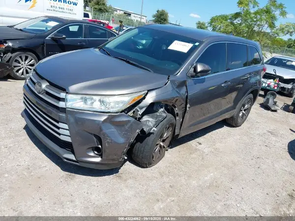 5TDZZRFH3JS267792 2018 TOYOTA HIGHLANDER - Image 2