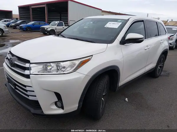 5TDZZRFH3KS318144 2019 TOYOTA HIGHLANDER - Image 2