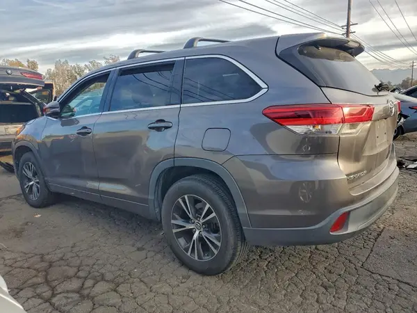 5TDZZRFH4HS215033 2017 TOYOTA HIGHLANDER - Image 2