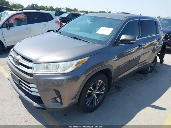 5TDZZRFH4HS221172 2017 TOYOTA HIGHLANDER - Image 2