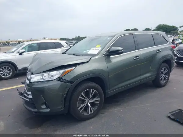 5TDZZRFH4HS230793 2017 TOYOTA HIGHLANDER - Image 2