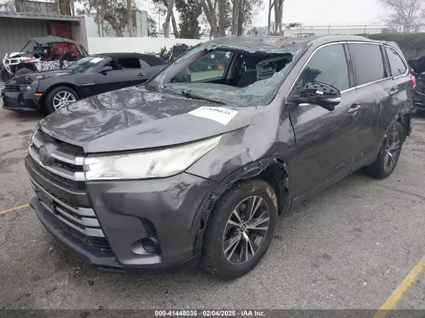 5TDZZRFH4JS246675 2018 TOYOTA HIGHLANDER - Image 2