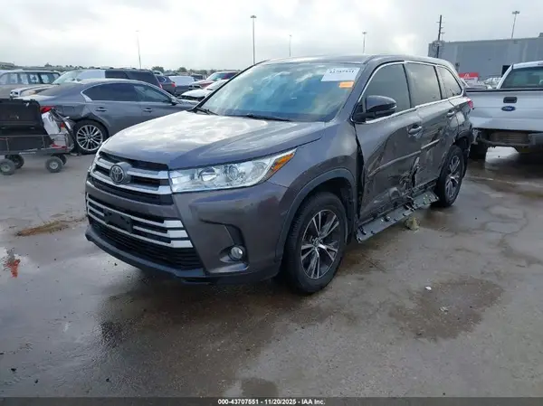 5TDZZRFH4JS249382 2018 TOYOTA HIGHLANDER - Image 2