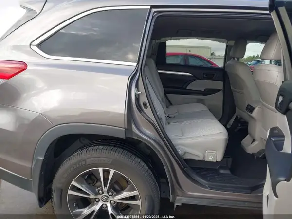 5TDZZRFH4JS249382 2018 TOYOTA HIGHLANDER - Image 8
