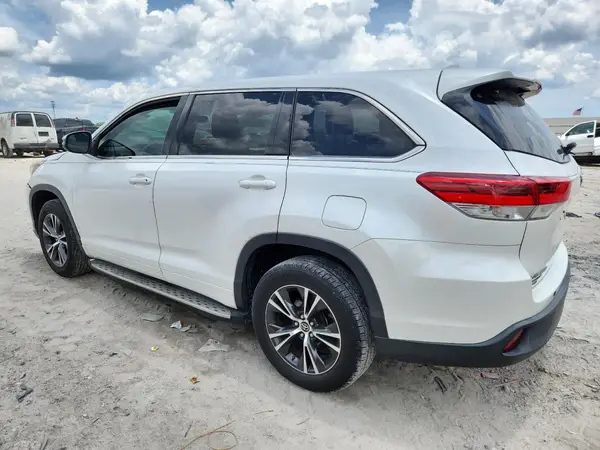 5TDZZRFH4JS250256 2018 TOYOTA HIGHLANDER - Image 2