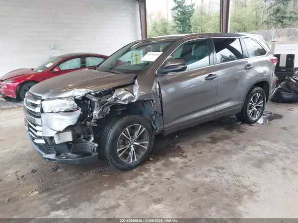 5TDZZRFH4JS253688 2018 TOYOTA HIGHLANDER - Image 2