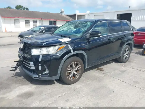 5TDZZRFH4JS286125 2018 TOYOTA HIGHLANDER - Image 2