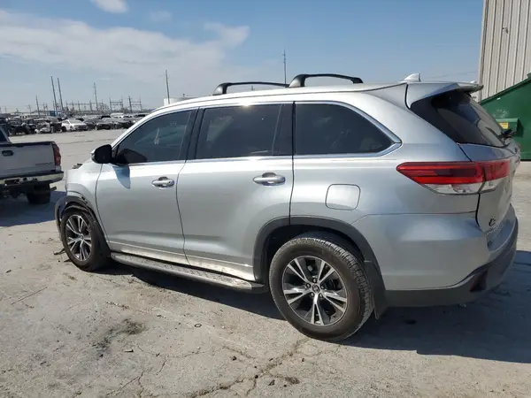 5TDZZRFH5HS205871 2017 TOYOTA HIGHLANDER - Image 2