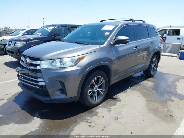 5TDZZRFH5JS240481 2018 TOYOTA HIGHLANDER - Image 2