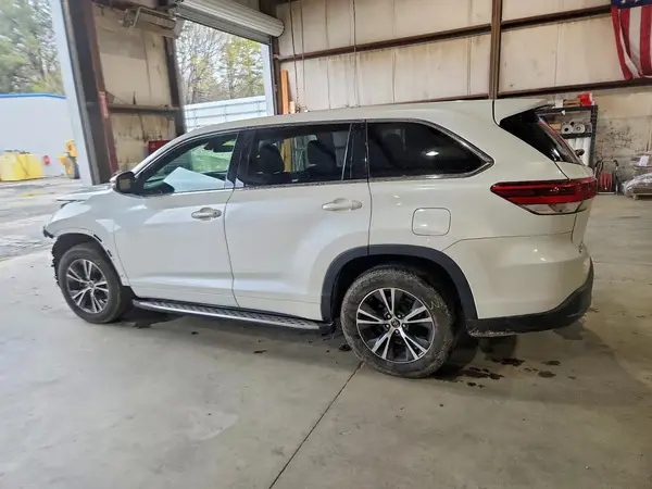 5TDZZRFH5JS260598 2018 TOYOTA HIGHLANDER - Image 2