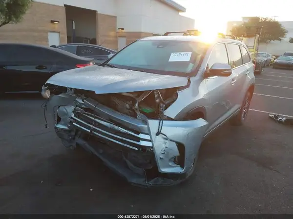 5TDZZRFH5JS270869 2018 TOYOTA HIGHLANDER - Image 2