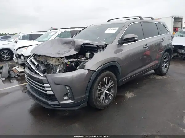 5TDZZRFH5JS279099 2018 TOYOTA HIGHLANDER - Image 2