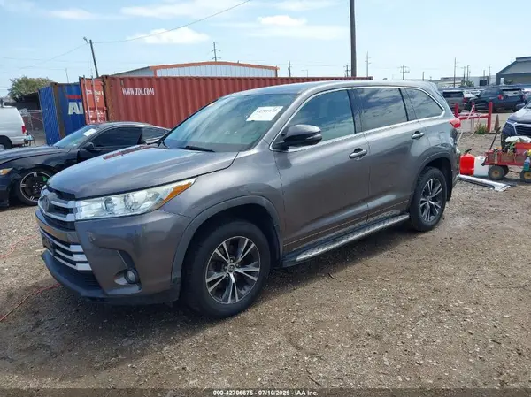 5TDZZRFH5JS282343 2018 TOYOTA HIGHLANDER - Image 2