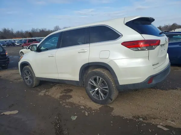 5TDZZRFH5KS319974 2019 TOYOTA HIGHLANDER - Image 2