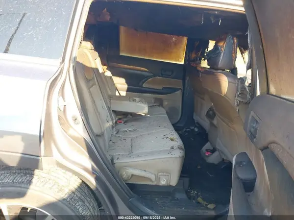 5TDZZRFH5KS357219 2019 TOYOTA HIGHLANDER - Image 8