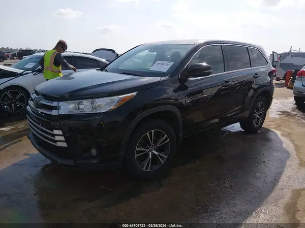 5TDZZRFH6HS205233 2017 TOYOTA HIGHLANDER - Image 2