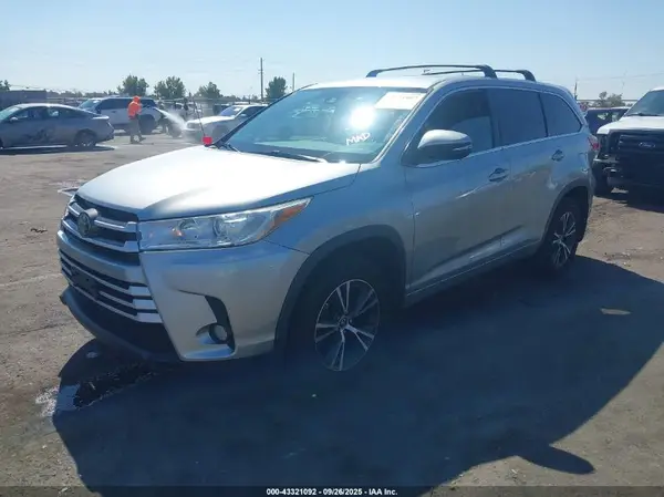 5TDZZRFH6HS227071 2017 TOYOTA HIGHLANDER - Image 2