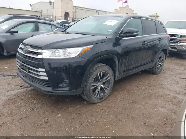 5TDZZRFH6JS245737 2018 TOYOTA HIGHLANDER - Image 2