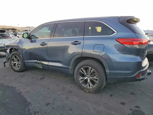5TDZZRFH6JS256852 2018 TOYOTA HIGHLANDER - Image 2